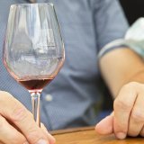 Les Suisses boivent toujours moins d'alcool et notamment de vin (archives). KEYSTONE/SALVATORE DI NOLFI